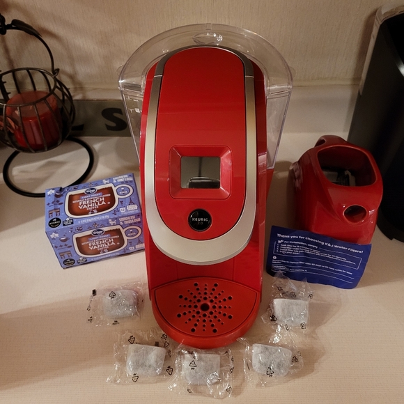 Keurig 2.0 Red w/ replacement filters & kcups